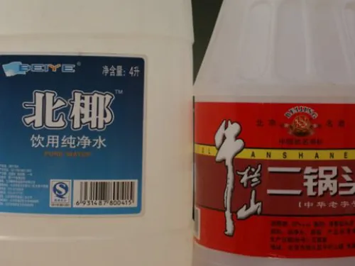 De een bevat water en de ander whisky...