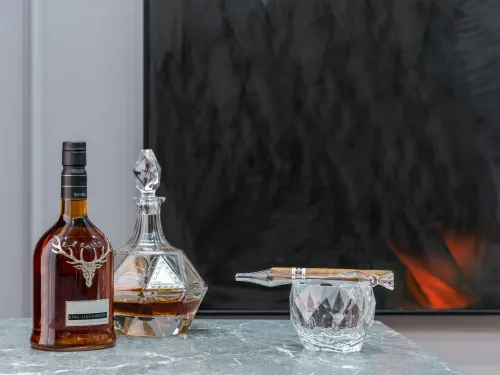 whisky king charles decanter en glas met sigaar