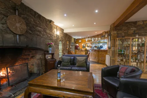 Een heerlijke warme plek om van een whisky te genieten in Dornoch Castle Hotel - Beeld: Dornoch Castle Hotel