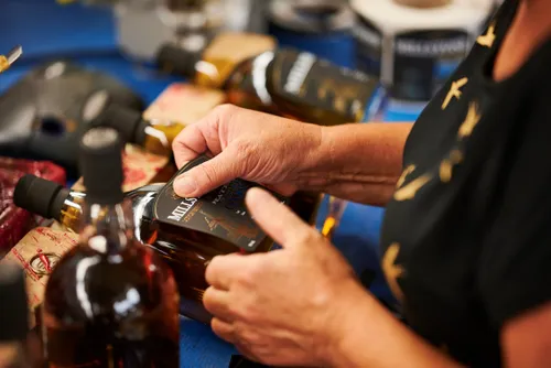 Millstone Whisky wordt met de hand gelabeld