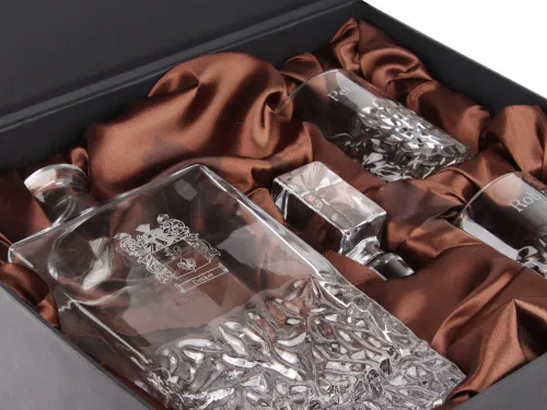 De gegraveerde Selkie Decanter Set van Heritage Glasses in een luxe kist