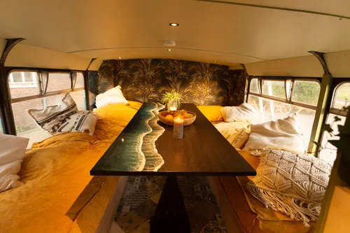 De gezellige binnenkant van La Karavana