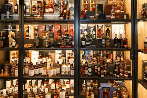 house of whisky in hotel de naaldhof in oss
