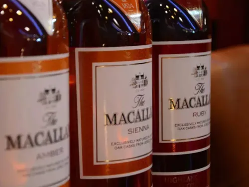 Een aantal Macallan whiskyflessen op een rij