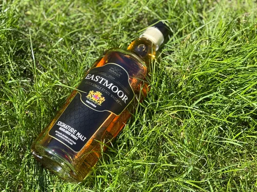 Kalkwijck Signature Malt whisky 2025 in een grasveld