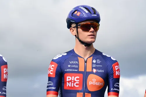 Oscar Onley staart voor zich uit bij een ploegenpresentatie