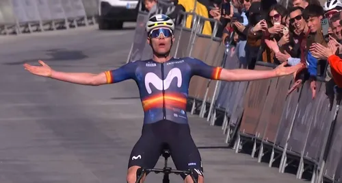 Iván Romeo viert de winst in etappe 2 van de Vuelta a Andalucía 2026.