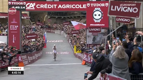 Tadej Pogacar komt zegevierend over de finish