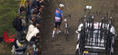 Van der Poel reed twee keer lek in Arenberg