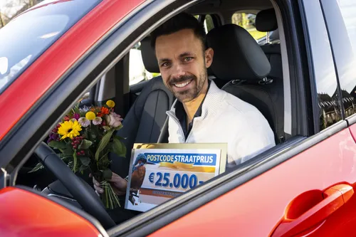 1920 sjoerduitwijchenwint25000euroeacuteneenautobijdepostcodeloterij