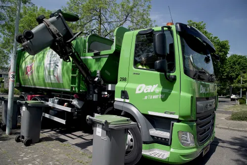 20210129 dar wagen leegt gft containers