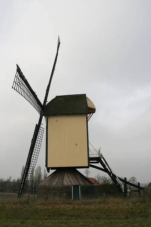 batenburg standerdmolen vanaf dijk