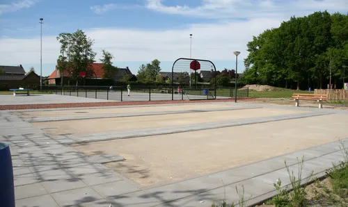 de uitloper voetbalveld