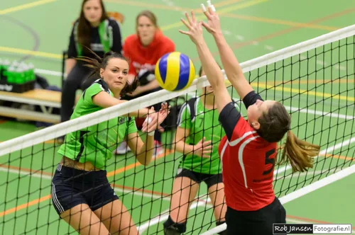 elkie jaspers slaat de bal hard langs het blok van vc velden