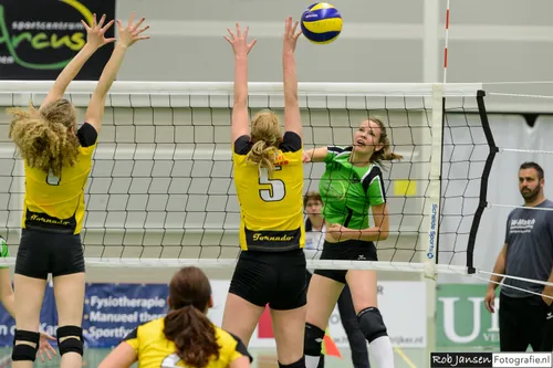 eva van aalen scoort een bal langs het blok coach wouter jansen ziet dat het goed is