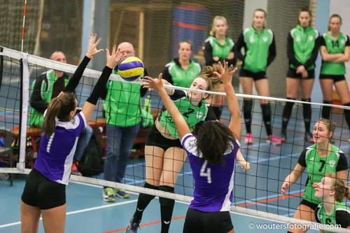 foto 0648 lieke wouters ramt de bal door het blok