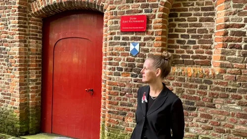 Judith Steenbrink voor de Oude Sint-Victorkerk. Foto: CIZO Communicatie Wijchen