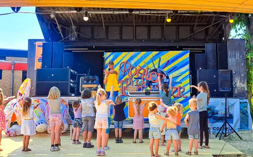 kinderen dansen op hernenfest klein formaat