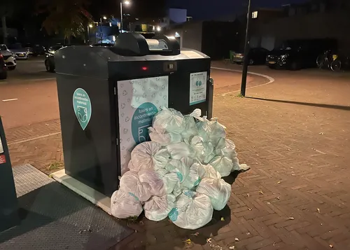 luiers bij container parkeerterrein dorsvlegel cizo