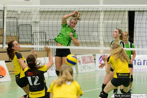 manon ottjes slaat de bal hard binnen de 3 meter verdediging van tornado kan alleen maar toekijken