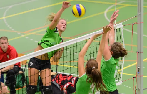 manon ottjes slaat de bal hard over het blok van vcs