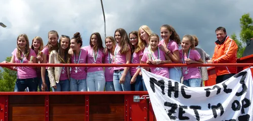 meisjes c3 op platte kar