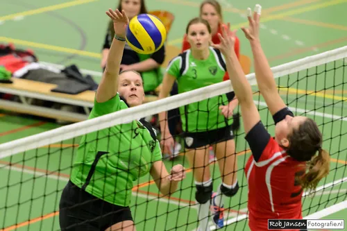 nienke visser scoort langs het blok van vc velden