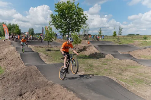 pumptrackbaan 104851687 2402437126525973 4681582780526365936 o 2 1024x681 1