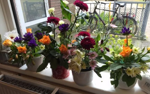 schik met bloemen bijons 01