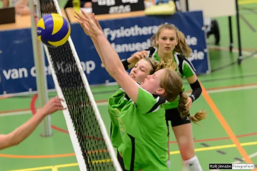stefanie beekers en sarah van aalen blokken een bal af