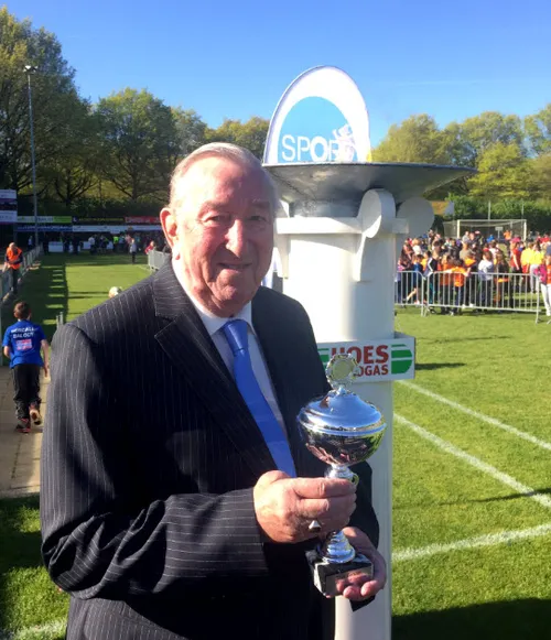 theo borsten met beker