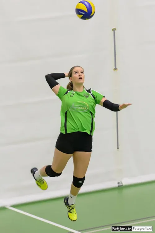 trivos sarah zivic scoort met haar sprong service