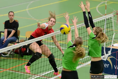 vc velden slaat de bal hard langs het blok van trivos