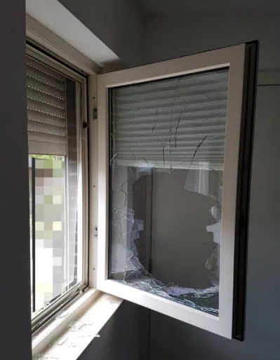 vernielde raam
