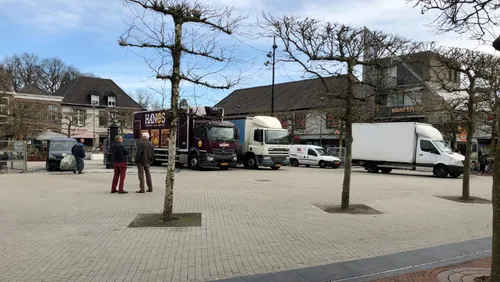 vrachtautos in centrum wijchen