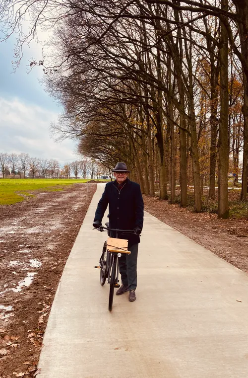 wethouder paul loermans op fietspad ravensteinseweg