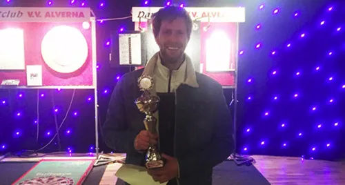 winnaar elrico lenting met wisselbeker