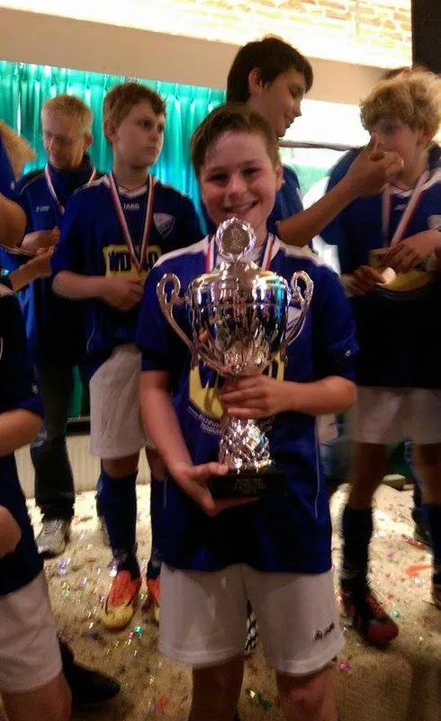 woezik d8 wint beker