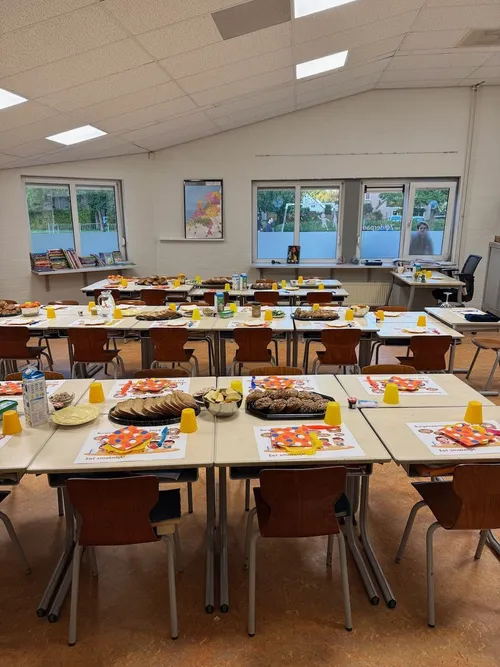 Gedekte ontbijttafels in de klas. Foto: gemeente Wijchen