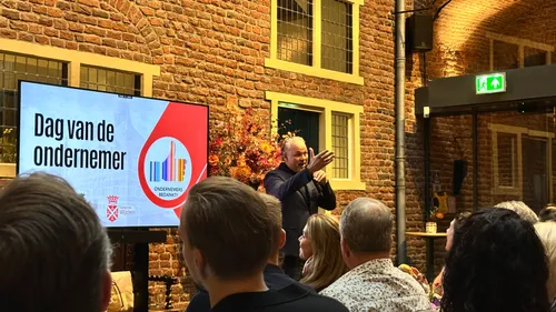 Voorzitter Michel de Wildt heet de aanwezigen namens MKB Wijchen welkom. Foto: CIZO Communicatie