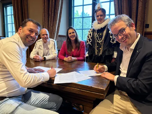 Ondertekening van de sponsorovereenkomst: v.l..n.r.&nbsp;Mark-Jan Moolenaar (AVW), Frank Cornelissen (AVW), Marieke van de Rakt, “Emilia van Oranje Nassau" en Joost de Valk. Foto: John Vrolijks