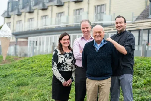 Marieke (l) en Richard (r) Lepoutre, de huidige eigenaren van Hogeerd. Tweede van rechts vader Jo Lepoutre. Foto: website Hoogeerd