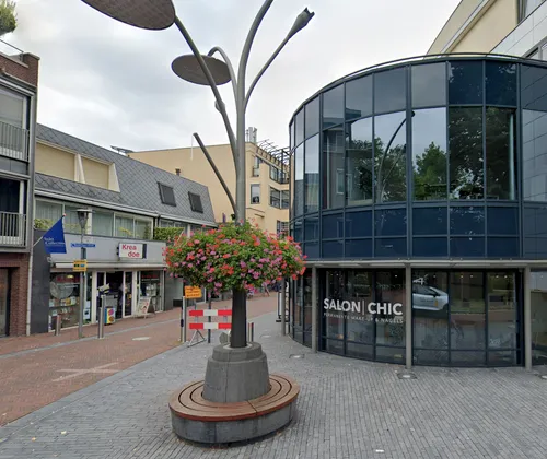 Er was tot voor kort in het centrum van Wijchen  in de zomer alleen groen in bakken aan (lantaarn)palen. Foto: Google Maps