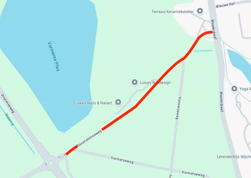In de berm aan de Ravensteinseweg in Wijchen staan tussen de Westerdreef en de Drutenseweg tot begin april paddenschermen.&nbsp;