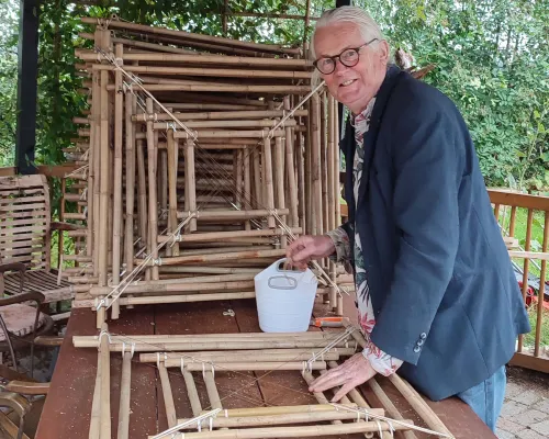 Antoon Versteegde aan het werk aan een bamboe-installatie. Foto: Antoon Versteegde