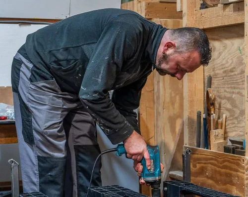 Marcel Blom aan het werk in zijn atelier in Wijchen. Foto: Herman Coumans