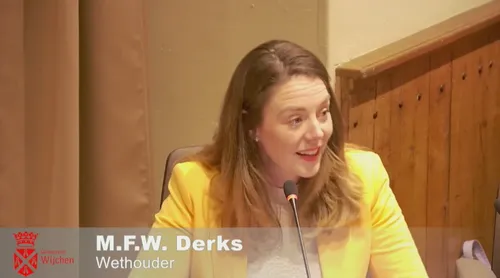 Wethouder Anouk van Dam tijdens haar openingsspeech. Tijdens de liveregistratie van de raadsvergadering stond abusievelijk nog de naam van haar voorganger in beeld.