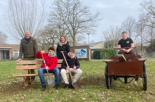 Leerkrachten en leerlingen van Pro College met het bankje voor het hospice. Foto: Hospice Wijchen