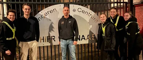 Jongerenwerker Rick Sölez (midden) met links Steffie van den Bosch en stagiair Derek. Rechts drie bewoonsters van YPL-appartementen die mede het initiatief hebben genomen voor een doneeractie. Foto: HierNaast