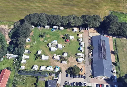 Camping Het Scharrelnest aan de Oosterweg in Wijchen, gelegen in een bosrijke omgeving. Foto: Google Maps